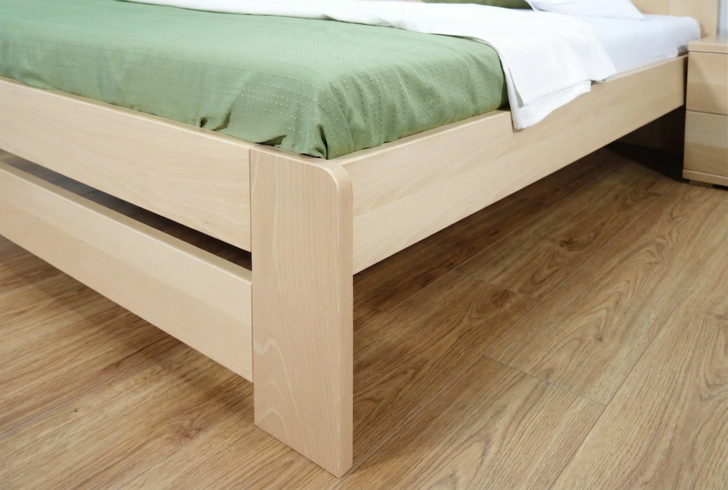 Farebné vyhotovenie a povrchová úprava postele Justina